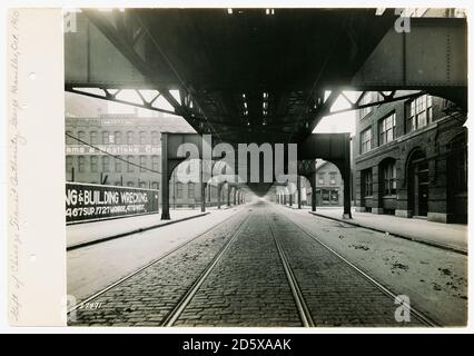 Blick unter den erhöhten Bahngleisen auf der North Franklin Street, nördlich von der Grand Avenue, Chicago, Illinois, 1915. Stockfoto