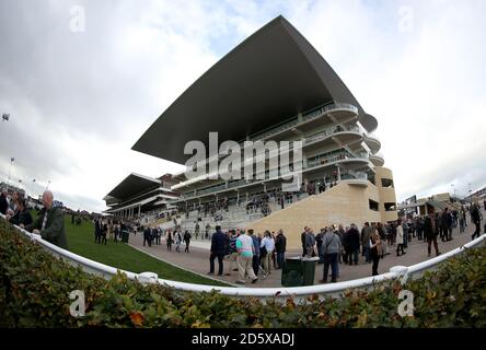 Racegoers an den Tribünen während des zweiten Tages des Showcase Auf der Pferderennbahn Cheltenham Stockfoto