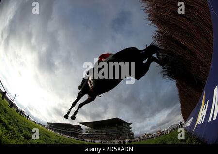 Foxtail Hill, geritten von Jockey Sam Twiston-Davies in Aktion Die Randox Health Handicap Chase während des zweiten Tages der Schaufenster auf der Cheltenham Rennbahn Stockfoto