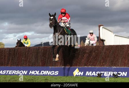 Foxtail Hill, geritten von Jockey Sam Twiston-Davies in Aktion Die Randox Health Handicap Chase während des zweiten Tages der Schaufenster auf der Cheltenham Rennbahn Stockfoto