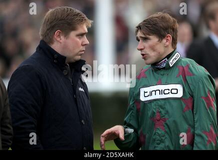 Trainer Dan Skelton (links) mit Bruder, Jockey Harry Skelton während des zweiten Tages des Showcase auf der Cheltenham Rennbahn Stockfoto