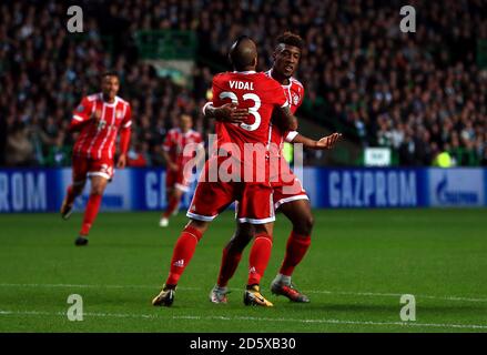 Der Bayern-Münchener Kingsley Coman feiert das erste Tor seiner Mannschaft Des Spiels mit Arturo Vidal (links) Stockfoto