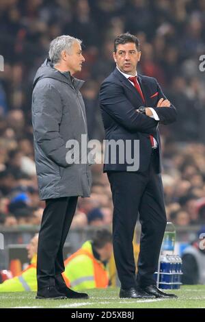 Benfica Manager Rui Vitoria (rechts) und Manchester United Manager Jose Mourinho auf der Touchline Stockfoto