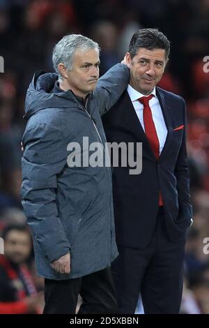 Benfica Manager Rui Vitoria (rechts) und Manchester United Manager Jose Mourinho auf der Touchline Stockfoto
