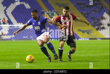 Birmingham City's David Davis (links) und Brentford's Neal Maupay Schlacht Für den Ball Stockfoto