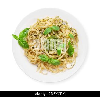 Fettuccine Pasta mit Pesto-Sauce und Basilikum. Draufsicht flach liegend isoliert auf weiß Stockfoto