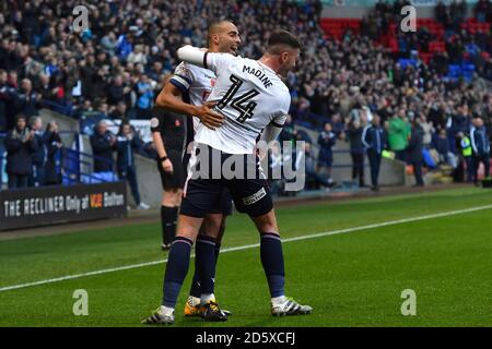 Gary Madine (rechts) von Bolton Wanderers feiert den ersten Treffer seiner Seite Tor mit Teamkollege Darren Pratley Stockfoto