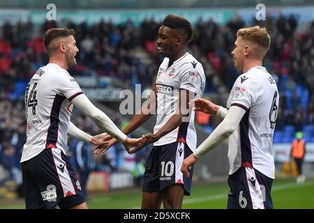 Gary Madine (links) von Bolton Wanderers feiert den ersten Treffer seiner Seite Tor mit den Teamkollegen Sammy Ameobi (Mitte) und Josh Vela Stockfoto