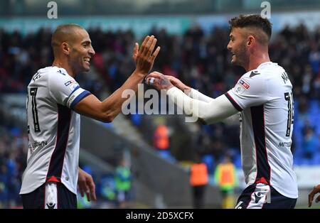 Gary Madine (rechts) von Bolton Wanderers feiert den ersten Treffer seiner Seite Tor mit Teamkollege Darren Pratley Stockfoto