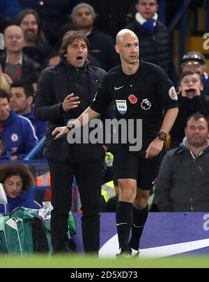 Chelsea-Manager Antonio Conte (links) spricht mit Schiedsrichter Anthony Taylor Stockfoto