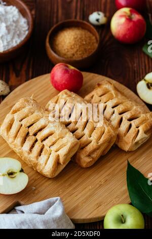 Hausgemachte Apfelkuchen auf einem hölzernen Hintergrund Stockfoto