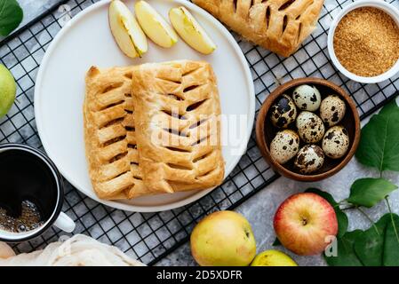 Hausgemachte Apfelkuchen auf weißem Hintergrund Stockfoto