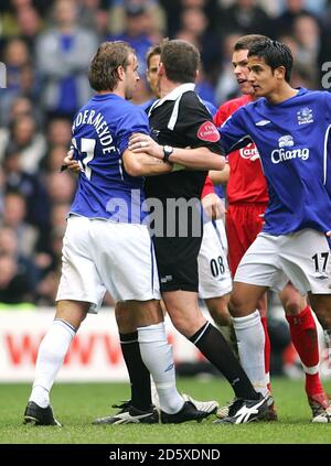 Evertons Andy Van der Meyde wird vom Schiedsrichter zurückgehalten Phil Dowd, nachdem er für einen hohen Arm bestraft wurde Für die er abgesandt wurde Stockfoto