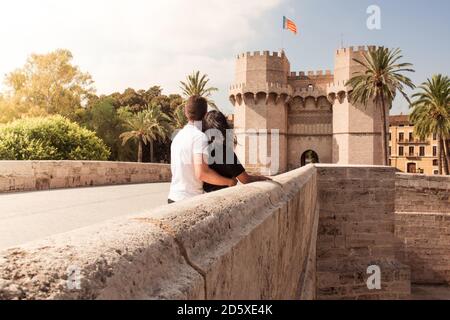 Junges Paar, das die Stadt Valencia besucht und die Serrano-Türme betrachtet. Konzept von Reisen und Tourismus auf Spanien. Stockfoto
