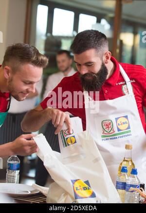 Wales' Chris Gunter und Joe Ledley während Lidl's Dragon's Kitchen Cooking Challenge gehen im Vale of Glamorgan Hotel, Wales Wales' Aaron Ramsey und Chris Gunter Kopf an Kopf im Camp und werden zum Gewinner des Lidl's Dragon's Kitchen Cooking Challenge gekrönt Stockfoto