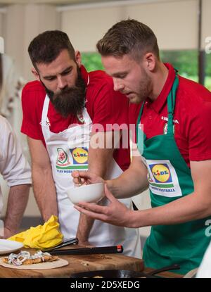 Die Wales-Spieler Joe Ledley und Chris Gunter während der Kochalle von Lidl's Dragon's Kitchen im Vale of Glamorgan Hotel werden Aaron Ramsey und Chris Gunter von Kopf bis Kopf im Camp zum Gewinner der KochChallenge von Lidl's Dragon's Kitchen gekürt Stockfoto