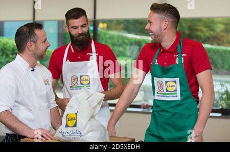 Die Wales-Spieler Joe Ledley und Chris Gunter während der Kochalle von Lidl's Dragon's Kitchen im Vale of Glamorgan Hotel werden Aaron Ramsey und Chris Gunter von Kopf bis Kopf im Camp zum Gewinner der KochChallenge von Lidl's Dragon's Kitchen gekürt Stockfoto