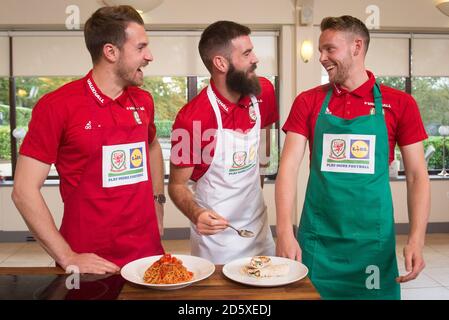 Wales' Aaron Ramsey, Joe Ledley und Chris Gunter während Lidl's Dragon's Kitchen Cooking Challenge, im Vale of Glamorgan Hotel, Wales Wales' Aaron Ramsey und Chris Gunter werden Kopf an Kopf im Camp gehen, um zum Gewinner der Lidl's Dragon's Kitchen Cooking Challenge gekrönt zu werden Stockfoto