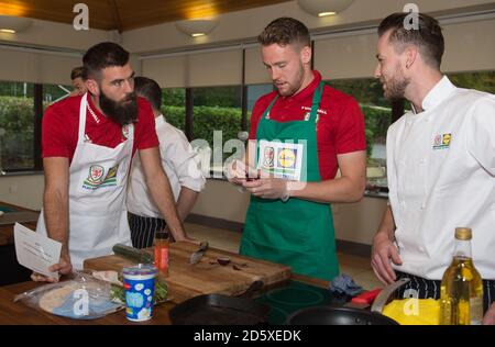 Wales' Joe Ledley und Chris Gunter während der Kochecke von Lidl's Dragon's Kitchen im Vale of Glamorgan Hotel gehen Wales' Aaron Ramsey und Chris Gunter Kopf an Kopf ins Camp, um zum Gewinner der Kochecke von Lidl's Dragon's Kitchen gekrönt zu werden Stockfoto