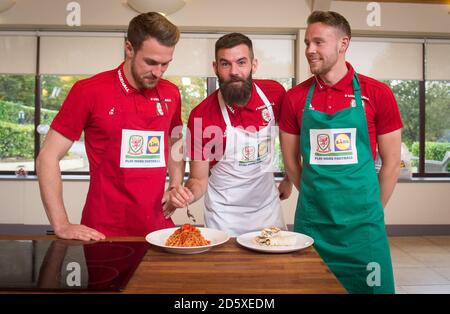 Wales' Aaron Ramsey, Joe Ledley und Chris Gunter während Lidl's Dragon's Kitchen Cooking Challenge, im Vale of Glamorgan Hotel, Wales Wales' Aaron Ramsey und Chris Gunter werden Kopf an Kopf im Camp gehen, um zum Gewinner der Lidl's Dragon's Kitchen Cooking Challenge gekrönt zu werden Stockfoto