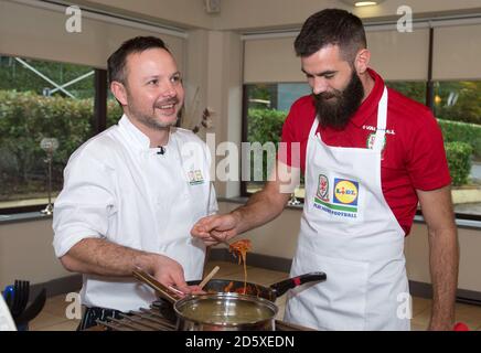 Wales' Joe Ledley während der Kochecke von Lidl's Dragon's Kitchen im Vale of Glamorgan Hotel werden Aaron Ramsey und Chris Gunter von Wales Wales Kopf an Kopf im Lager sein, um zum Gewinner der Kochecke von Lidl's Dragon's Kitchen gekrönt zu werden Stockfoto