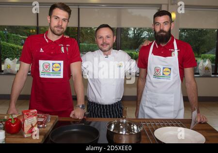 Wales' Aaron Ramsey und Joe Ledley während der Kochecke von Lidl's Dragon's Kitchen im Vale of Glamorgan Hotel gehen Wales' Aaron Ramsey und Chris Gunter Kopf an Kopf im Camp und werden zum Gewinner der Kochecke von Lidl's Dragon's Kitchen gekrönt Stockfoto