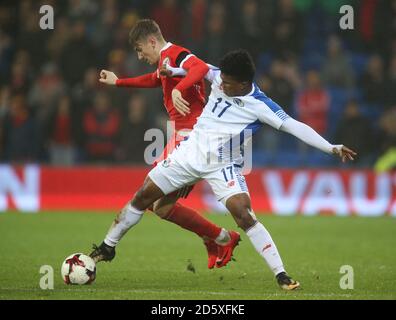 Wales' David Brooks (links) und Panama's Luis Ovalle kämpfen um Der Ball Stockfoto