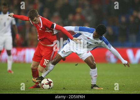 Wales' David Brooks (links) und Panama's Luis Ovalle kämpfen um Der Ball Stockfoto