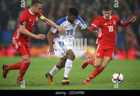 Wales' Chris Gunter (links) und David Brooks (rechts) fordern Panama heraus Ricardo Avila für den Ball Stockfoto