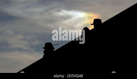 Rennfahrer blicken während des ersten Tages des November-Treffens auf der Pferderennbahn Cheltenham, Cheltenham, vom Princess Royal Stand aus Stockfoto