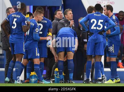 Claude Puel, Manager von Leicester City, spricht mit seinen Spielern Die Touchline Stockfoto