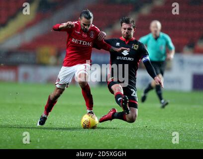 Charlton Athletic's Ricky Holmes (rechts) und Milton Keynes Dons Alex Gilbey während der Sky Bet League ein Spiel im Valley, Charlton. Stockfoto