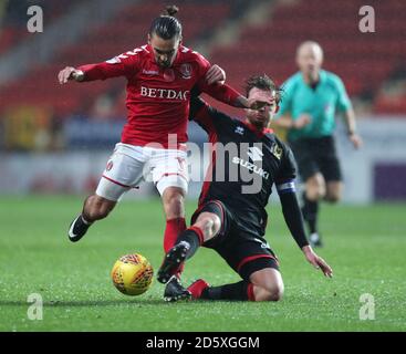 Charlton Athletic's Ricky Holmes (rechts) und Milton Keynes Dons Alex Gilbey während der Sky Bet League ein Spiel im Valley, Charlton. Stockfoto