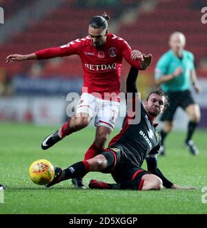 Charlton Athletic's Ricky Holmes (rechts) und Milton Keynes Dons Alex Gilbey während der Sky Bet League ein Spiel im Valley, Charlton. Stockfoto