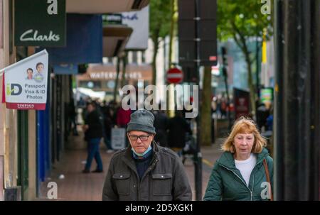 Die britische Regierung führt ein dreistufiges Warnsystem für COVID-19-lokale Sperrbeschränkungen ein. Birmingham ist in der Kategorie High Alert, Stufe zwei. Stockfoto