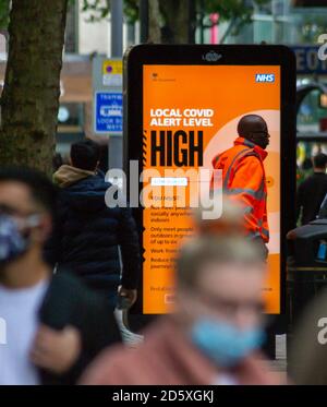 Die britische Regierung führt ein dreistufiges Warnsystem für COVID-19-lokale Sperrbeschränkungen ein. Birmingham ist in der Kategorie High Alert, Stufe zwei. Stockfoto