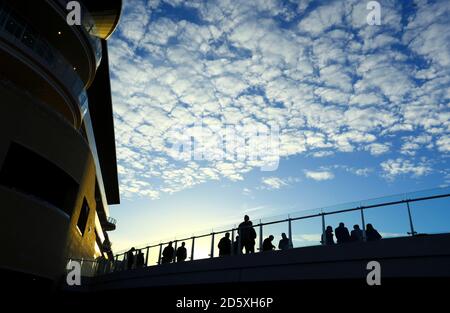 Rennfahrer beobachten die Aktion am dritten Tag des November-Meetings auf der Cheltenham Racecourse, Cheltenham Stockfoto