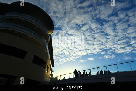 Rennfahrer beobachten die Aktion am dritten Tag des November-Meetings auf der Cheltenham Racecourse, Cheltenham Stockfoto