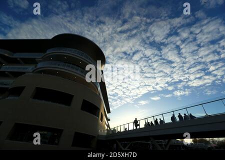 Rennfahrer beobachten die Aktion am dritten Tag des November-Meetings auf der Cheltenham Racecourse, Cheltenham Stockfoto