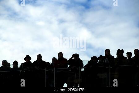 Rennfahrer in Silhouette während des dritten Tages des November-Meetings auf der Cheltenham Racecourse, Cheltenham Stockfoto