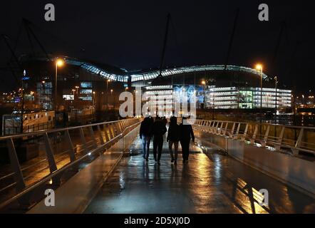 Fans vor dem Etihad Stadium Stockfoto