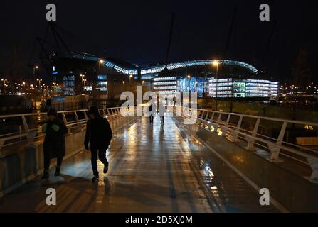 Fans vor dem Etihad Stadium Stockfoto