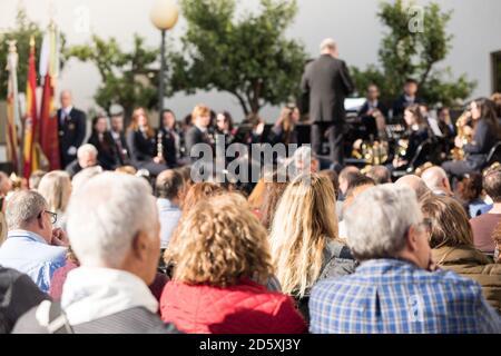 Detail der Menschen von hinten gesehen genießen ein Konzert im Freien an einem sonnigen Tag. Publikum, das die Konzertshow auf der Außenseite ansieht. Stockfoto