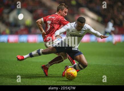 Joe Bryan von Bristol City und Darnell Fisher von Preston North End Kampf um den Ball Stockfoto