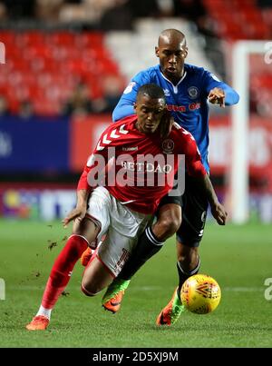 Charlton Athletic Ezri Konsa Ngoyo und Rochdale' €™s Calvin Andrew in Aktion Stockfoto