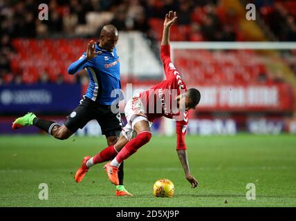 Charlton Athletic Ezri Konsa Ngoyo und Rochdale' €™s Calvin Andrew in Aktion Stockfoto