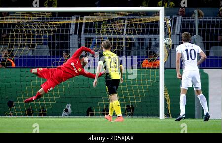 Borussia Dortmunds Torwart Roman Burki (links) taucht als Tottenham Hotspur's ab Son Heung-Min (nicht im Bild) Erzielt das zweite Tor seiner Seite als Tottenham Hotspur's Harry Kane (rechts) schaut auf Stockfoto