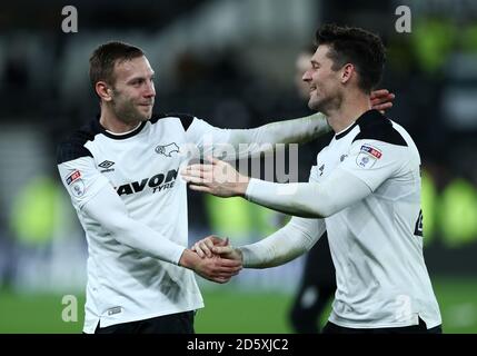 Andreas Weimann von Derby County (links) und David Nugent feiern danach Die letzte Pfeife Stockfoto