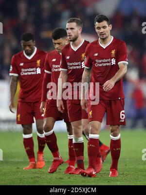 Von links nach rechts sehen Liverpools Georginio Wijnaldum, Alex Oxlade-Chamberlain, Jordan Henderson und Dejan Lovren nach dem Spiel niedergeschlagen aus Stockfoto