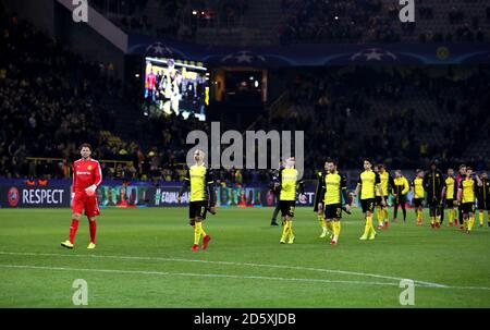 Die Spieler von Borussia Dortmund erscheinen nach dem Schlusspfiff niedergeschlagen Stockfoto